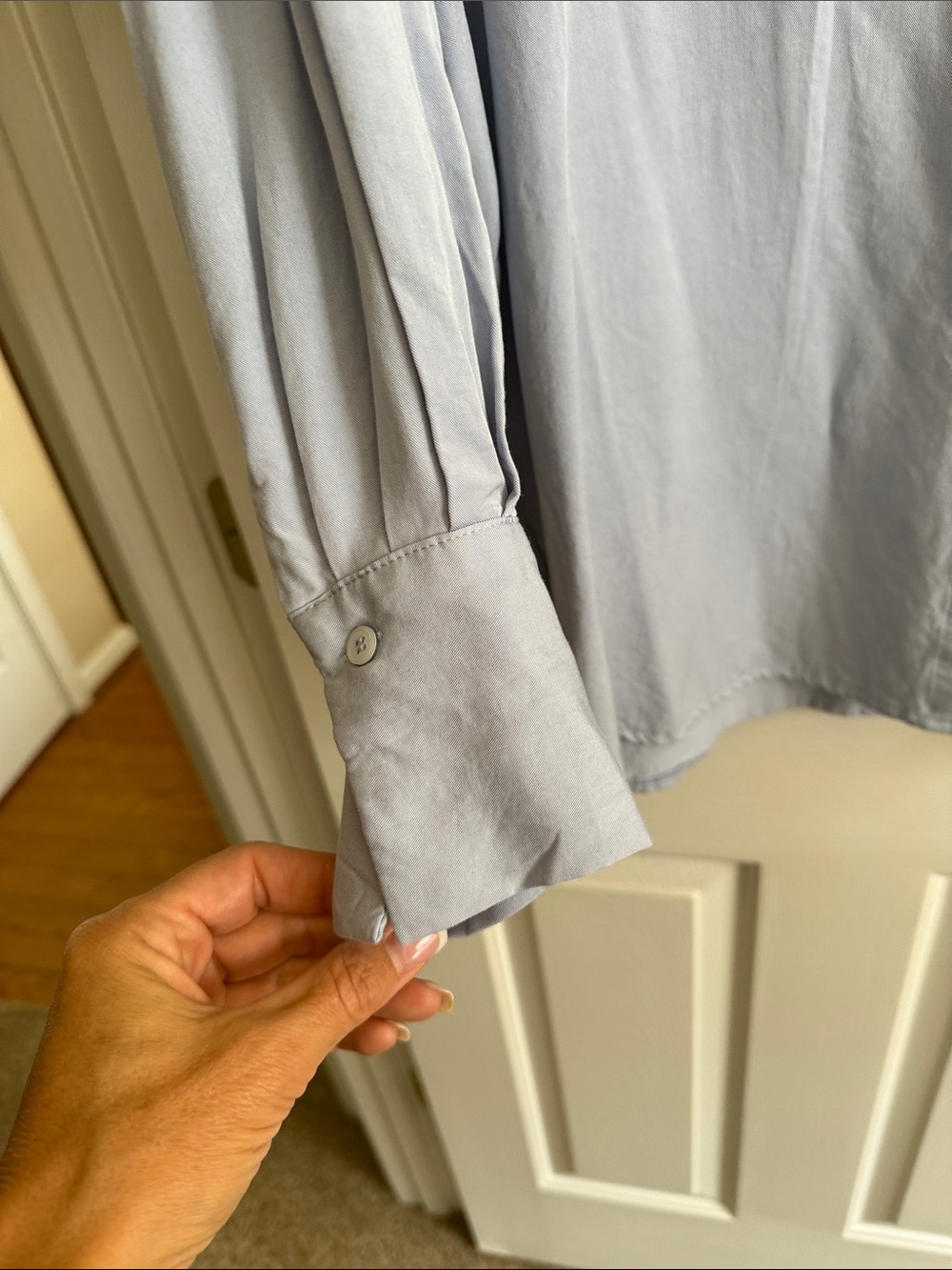 🌸 Woman’s light blue button down - Picture 3 of 7